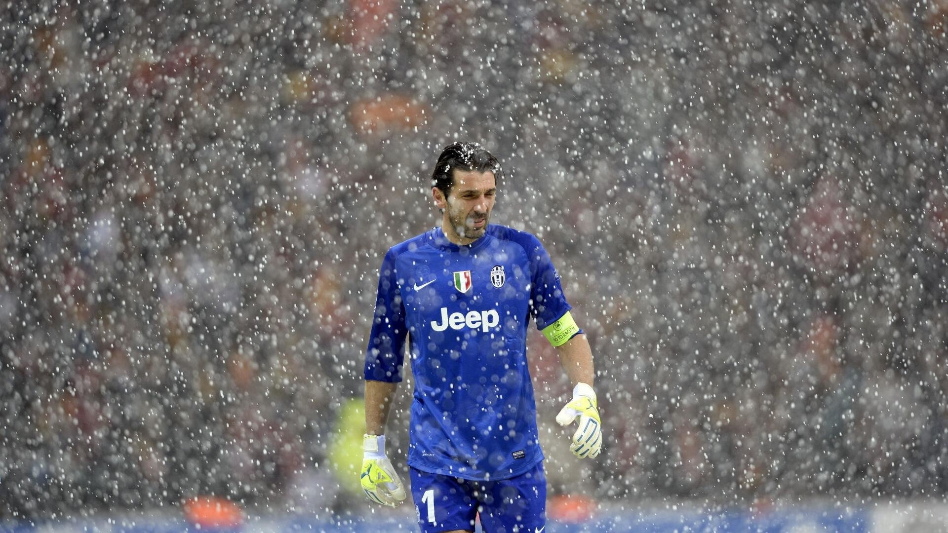 球迷横幅抗议裁判判罚，赛会回应承诺调查，球员骂裁判